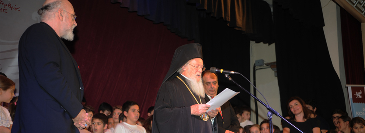 η ΑΘΠ ο Οικουμενικός Πατριάρχης κ.κ. Βαρθολομαίος προσφέρει αναμνηστική πλακέτα στον Δ. Σαββόπουλο
